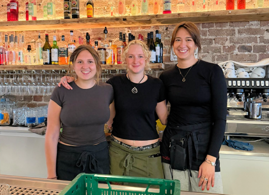 Anna, Nelle und Fabia aus Köln arbeiten im Brauhaus Schäfer in der Südstadt Foto: © Klaus Leitzbach / R98Bild Anna, Nelle, Fabia - Foto von Klaus Leitzbach R98Bild